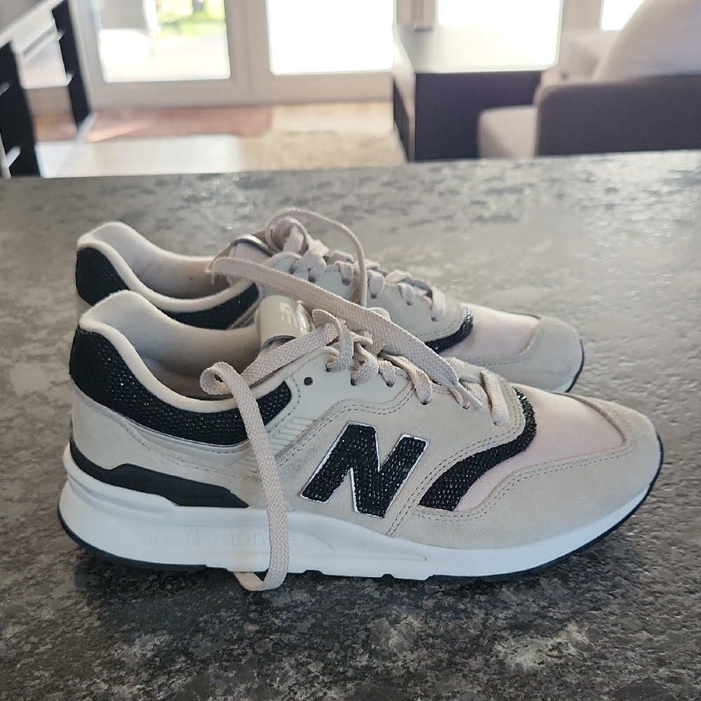 New Balance 7.5 997H Athletic Shoes - Black and Cream Dad Retro Sneakers